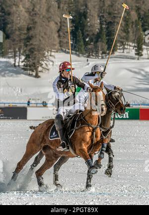 Joueurs des équipes 'Palais Badrutts' et 'Azerbaijan' pendant le match de la coupe du monde de la Polo de neige 2019, St Moritz, Suisse Banque D'Images