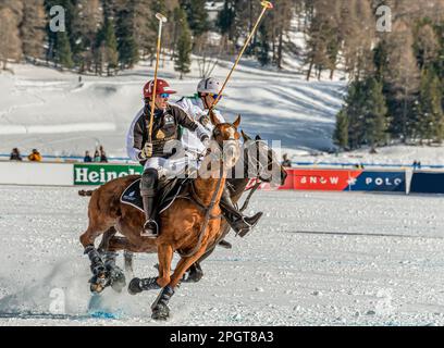 Joueurs des équipes 'Palais Badrutts' et 'Azerbaijan' pendant le match de la coupe du monde de la Polo de neige 2019, St Moritz, Suisse Banque D'Images