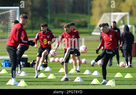 Joe Rodon (à gauche) et Connor Roberts (à droite) au pays de Galles pendant la séance de formation au complexe Vale, Hensol. Date de la photo: Vendredi 24 mars 2023. Banque D'Images