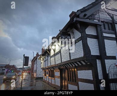 Oliver Cromwell logement 1599-1658, maintenant le restaurant indien Cottage, Church St, centre-ville de Warrington au crépuscule, Cheshire, Angleterre, Royaume-Uni, WA1 2TF Banque D'Images