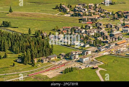 Vue aérienne de Samedan depuis Muottas Muragl avec un train Rhaetian, Engadin, Grisons, Suisse Banque D'Images