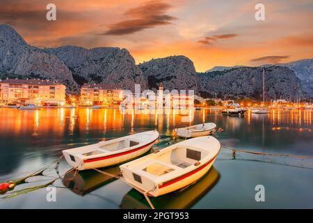 Paysage avec la ville d'omis et la rivière Cetina, Croatie Banque D'Images
