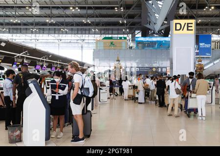 Bangkok, Thaïlande - 18 juin 2023 : Bangkok, Thaïlande - 19 janvier 2023 : les passagers de voyage d'asie et d'europe sont en file d'attente pour s'enregistrer pour le voyage i Banque D'Images