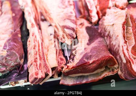 Morceaux de viande de bœuf cru sur le comptoir du boucher Banque D'Images