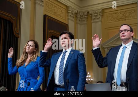 Naomi Kikoler, directrice. Centre Simon-Skjodt pour la prévention du génocide, Musée de l'Holocauste des États-Unis, à gauche, Nury Turkel, président, États-Unis Commission sur la liberté religieuse internationale, centre, et Dr. Adrian Zenz, Senior Fellow et Director in China Studies, Fondation Mémorial des victimes du communisme, à droite, Sont assermentés lors d'un comité spécial de la Chambre sur la concurrence stratégique entre les États-Unis et le Parti communiste chinois qui entendit "le génocide Uyghur en cours du Parti communiste chinois" dans le bâtiment de la Maison de Cannon à Washington, DC, jeudi, 23 mars 2023. Crédit : tige L Banque D'Images