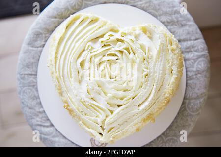 Gâteau de mariage en forme de cœur, vue sur le dessus, texture crémeuse blanche. Gâteau végétalien sain, sans gluten, Banque D'Images