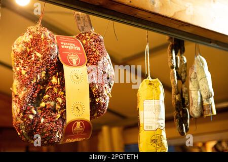 Le jambon italien est suspendu sur le toit d'un kiosque à charcuterie italien. Banque D'Images