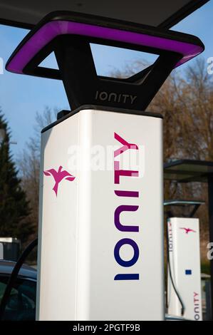 Mouxy, France - 2 mars 2023: Ionity est une société qui exploite un réseau de stations de charge pour voitures électriques le long des autoroutes européennes. Banque D'Images