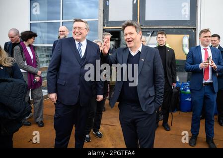 24 mars 2023, Danemark, Kopenhagen : Robert Habeck (centre r, Bündnis 90/Die Grünen), ministre allemand des Affaires économiques et de la protection du climat, visite le réseau de chauffage urbain de Copenhague avec Pascal Hector, ambassadeur de l'Allemagne au Danemark, où il rencontrera les parties prenantes de l'Office danois de chauffage urbain (DBDH) et de l'Agence danoise de l'énergie (DEA). Le ministre de l'économie et de la protection du climat, Habeck, est à Copenhague pour une visite inaugurale de deux jours au gouvernement danois, qui est en fonction depuis la mi-décembre 2022. Photo: Bernd von Jutrczenka/dpa Banque D'Images