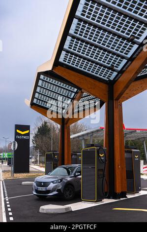 Romagnieu, France - 2 mars 2023 : station de recharge électrique de la société Fastned à aire de Romagnieu. Banque D'Images