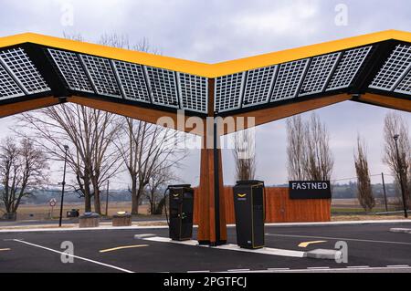 Romagnieu, France - 2 mars 2023 : station de recharge électrique de la société Fastned à aire de Romagnieu. Banque D'Images