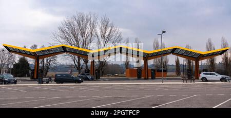 Romagnieu, France - 2 mars 2023 : station de recharge électrique de la société Fastned à aire de Romagnieu. Banque D'Images