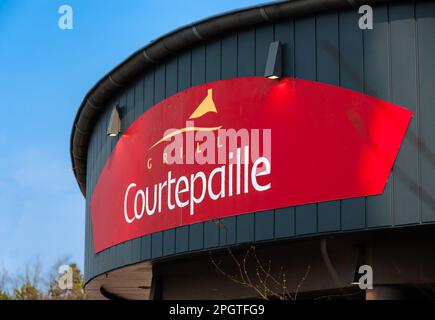 Valence, France - 2 mars 2023 : Courtepaille est la marque d'une chaîne de restaurants française spécialisée dans les viandes grillées. Banque D'Images