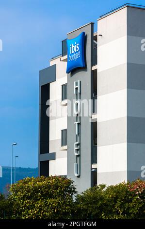 Valence, France - 2 mars 2023 : ibis Budget est la marque économique de la chaîne hôtelière ibis. Banque D'Images