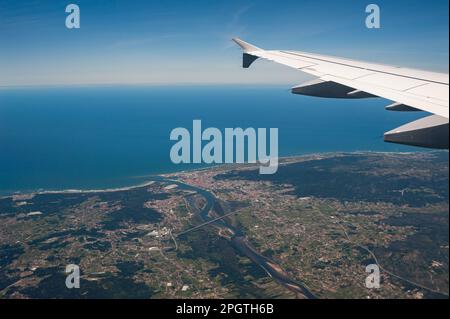 16.06.2018, Porto, Portugal, Europe - vue aérienne depuis une fenêtre d'avion d'un Airbus A-321 après le décollage de l'aéroport Francisco sa Carneiro. Banque D'Images