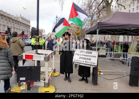 London.UK, 24/02/2023, Londres, Royaume-Uni. 24th mars 2023. Les Israéliens et les Palestiniens manifestent contre la visite de Netanyahou au Royaume-Uni à l'extérieur du 10 Downing St. Crédit : Brian Minkoff/Alamy Live News Banque D'Images