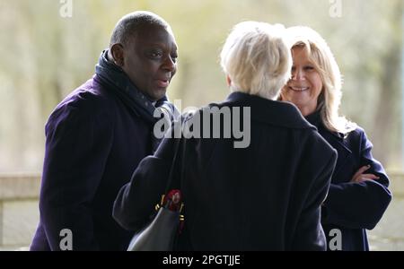 Garth Crooks (à gauche) arrive devant un service funéraire pour le commentateur sportif John Motson au crématorium de Crownhill, Milton Keynes. Motson, devenu synonyme de football anglais au cours de sa brillante carrière de 50 ans avec la BBC, est mort sur 23 février 2023. « motty », qui a commencé à travailler pour Match of the Day en 1971 et a commenté plus de 2 500 matchs, était très populaire auprès de générations de fans de football et était célèbre pour son pelage en peau de mouton. Date de la photo: Vendredi 24 mars 2023. Banque D'Images