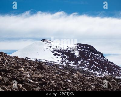 Une photo époustouflante représentant une montagne majestueuse avec une couverture de neige blanche drapée sur son sommet Banque D'Images