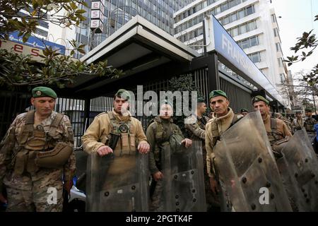 24 mars 2023, Liban, Beyrouth : des soldats de l'armée libanaise sécurisent une banque locale lors d'une protestation des déposants contre les restrictions informelles des retraits d'espèces et la détérioration rapide des conditions économiques. Photo: Marwan Naamani/dpa Banque D'Images