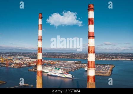 Dublin, Irlande : vue aérienne de la centrale de Poolbeg connue sous le nom de centrale électrique de Poolbeg a exploitée par ESB. Ferry de ligne Stena. Banque D'Images