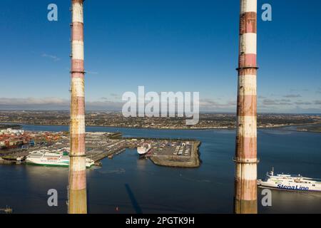 Dublin, Irlande : vue aérienne de la centrale de Poolbeg connue sous le nom de centrale électrique de Poolbeg a exploitée par ESB. Ferry de ligne Stena. Banque D'Images