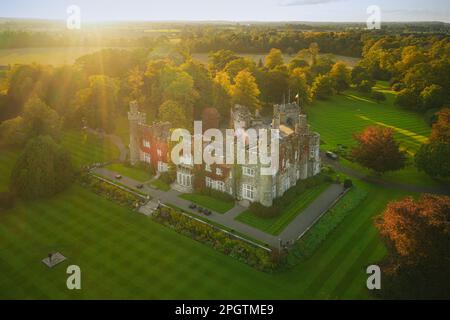 Castleknock, Dublin / Irlande : vue aérienne du Luttrellstown Castle Resort, luxueux hôtel 5 étoiles et lieu de mariage dans 15th-siècle ca Banque D'Images