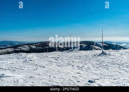 Vue depuis le sommet de la colline de Kralicky Sneznik sur les frontières tchèques - polonais pendant la belle hiver da Banque D'Images