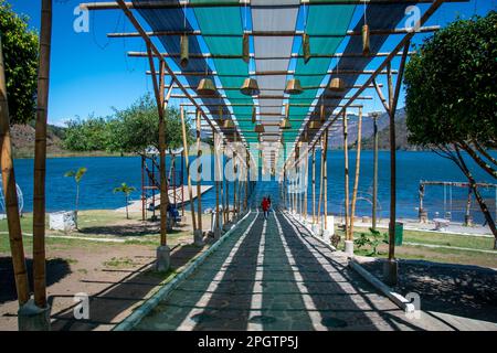 Quai décoré en face du lac Atitl‡n à San Lucas Tolim‡n Guatemala Banque D'Images