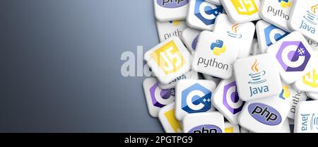 Logos des principaux langages de programmation Python, Java, Javascript, C#, C++ et PHP sur un tas sur une table. Format de bannière Web, espace de copie Banque D'Images