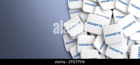 Logos de la carte mère du PC et du fabricant de la carte graphique Gigabyte sur un tas sur une table. Format de bannière Web, espace de copie. Banque D'Images