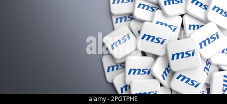 Logos de la carte mère du PC et du fabricant de la carte graphique MSI sur un tas sur une table. Format de bannière Web, espace de copie. Banque D'Images