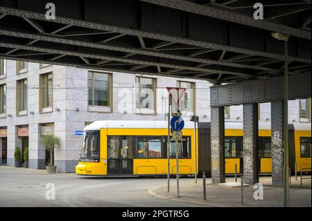 Berlin, Allemagne - 26 avril 2020: Tram dans le centre de Berlin près de l'île des musées de Berlin. Banque D'Images