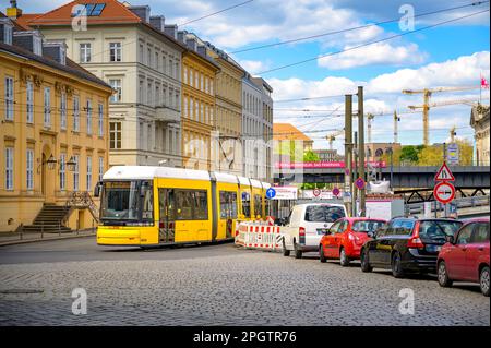 Berlin, Allemagne - 26 avril 2020: Tram dans le centre de Berlin près de l'île des musées de Berlin. Banque D'Images