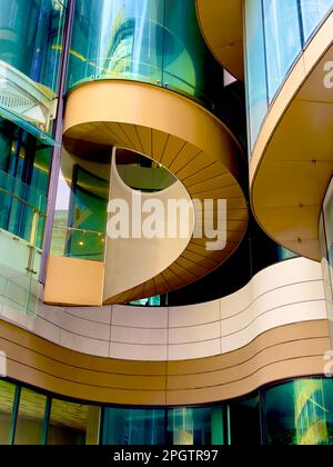 Un beau fragment architectural en spirale d'un bâtiment moderne de haute hauteur. Banque D'Images
