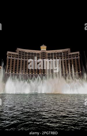 Las Vegas, Nevada - 2017 avril : fontaines de Bellagio. Fontaines au Bellagio Hotel and Casino de Las Vegas. Spectacle aquatique aux fontaines du Bellagio la nuit. L'hôtel Bellagio et les fontaines dansantes. Banque D'Images