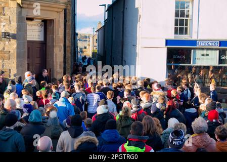 Garçons Ba jeu de rue du nouvel an, Orkney Islands Banque D'Images