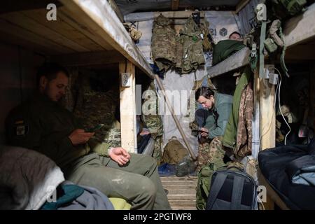 Ukraine. 17th févr. 2023. Les soldats de l'unité anti-drone reposent dans les tranchées après les patrouilles. La vie à l'intérieur de la tranchée dans un emplacement secret d'une unité anti-drone. (Photo de Salvatore Cavalli/SOPA Images/Sipa USA) crédit: SIPA USA/Alay Live News Banque D'Images