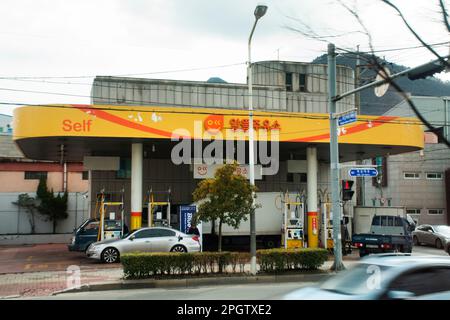 Les Coréens et les voyageurs étrangers remplissent le réservoir d'huile de la voiture dans la station-service vie mode de vie des coréens conduite à vélo sur la circulation de rue Banque D'Images