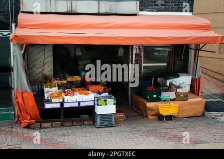 Les Coréens vendent des fruits et des légumes frais sur le stand de l'épicerie verte de l'aubéoker pour les voyageurs les gens choisissent d'acheter dans le bazar de marché à Gamcheon Culture V Banque D'Images