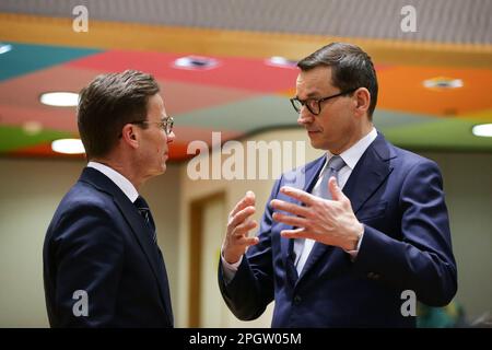 Bruxelles, Belgique. 24th mars 2023. Le Premier ministre suédois Ulf Kristersson (L), le Premier ministre polonais Mateusz Morawiecki s'exposeront avant la réunion du Conseil européen et le sommet de l'euro à Bruxelles, Belgique, 24 mars 2023. Credit: Zheng Huansong/Xinhua/Alay Live News Banque D'Images