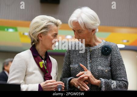 Bruxelles, Belgique. 24th mars 2023. Le président de la Commission européenne, Ursula von der Leyen (L), et la présidente de la Banque centrale européenne (BCE), Christine Lagarde, discutent avant la réunion du Conseil européen et le sommet de l'euro à Bruxelles, Belgique, 24 mars 2023. Credit: Zheng Huansong/Xinhua/Alay Live News Banque D'Images