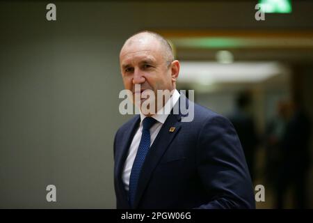 Bruxelles, Belgique. 24th mars 2023. Le président bulgare Rumen Radev arrive pour la réunion du Conseil européen et le sommet de l'euro à Bruxelles, Belgique, 24 mars 2023. Credit: Zheng Huansong/Xinhua/Alay Live News Banque D'Images