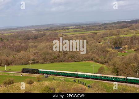 Corfe Castle, Dorset, Royaume-Uni. 24th mars 2023. En février 1952, la locomotive à vapeur de classe standard British Railways no 70000, Britannia, a eu le triste honneur de transporter le train funéraire du roi George VI, de King’s Lynn à Norfolk à Londres. Aujourd’hui, la locomotive historique traverse le château de Corfe par une journée très venteuse à intervalles ensoleillés, dans le cadre du gala de la vapeur printanière du Swanage Railway qui a lieu du 24 au 26th mars. Crédit : Carolyn Jenkins/Alay Live News Banque D'Images