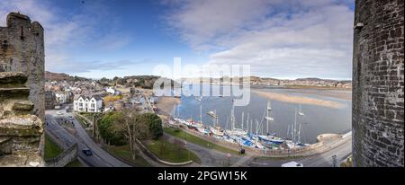 Vue panoramique sur l'estuaire de Conwy depuis le château de Conway sur la côte nord du pays de Galles Banque D'Images