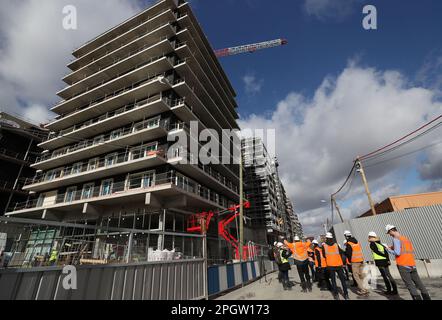 Saint-Denis. 24th mars 2023. Les journalistes visitent le village des athlètes des Jeux olympiques et paralympiques de 2024 à Paris, à Saint-Denis, en France, au 24 mars 2023. Credit: Gao Jing/Xinhua/Alamy Live News Banque D'Images