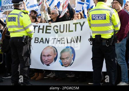 Protestation à Whitehall contre le Premier ministre israélien Benjamin Netanyahu alors qu’il se rend à Londres pour rencontrer des représentants du gouvernement britannique. Whitehall, Londres, Royaume-Uni. 24 Banque D'Images