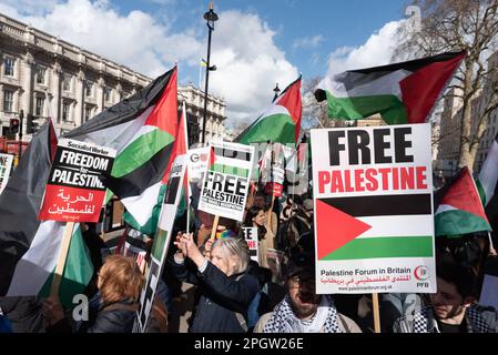 Protestation à Whitehall contre le Premier ministre israélien Benjamin Netanyahu alors qu’il se rend à Londres pour rencontrer des représentants du gouvernement britannique. Whitehall, Londres, Royaume-Uni. 24 Banque D'Images