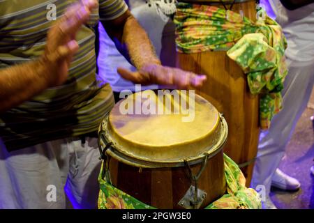 Tambours à main appelés atabaque au Brésil utilisé lors d'une cérémonie typique d'Umbanda, une religion afro-brésilienne où ils sont les principaux instruments Banque D'Images