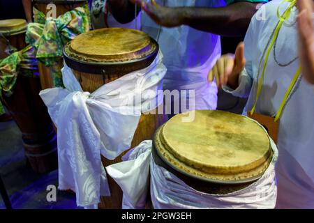 Quelques tambours appelés atabaque au Brésil utilisé lors d'une cérémonie typique d'Umbanda, une religion afro-brésilienne où ils sont les principaux instruments Banque D'Images