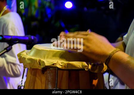 Tambours appelés atabaque au Brésil utilisé lors d'une cérémonie typique d'Umbanda, une religion afro-brésilienne où ils sont les principaux instruments Banque D'Images